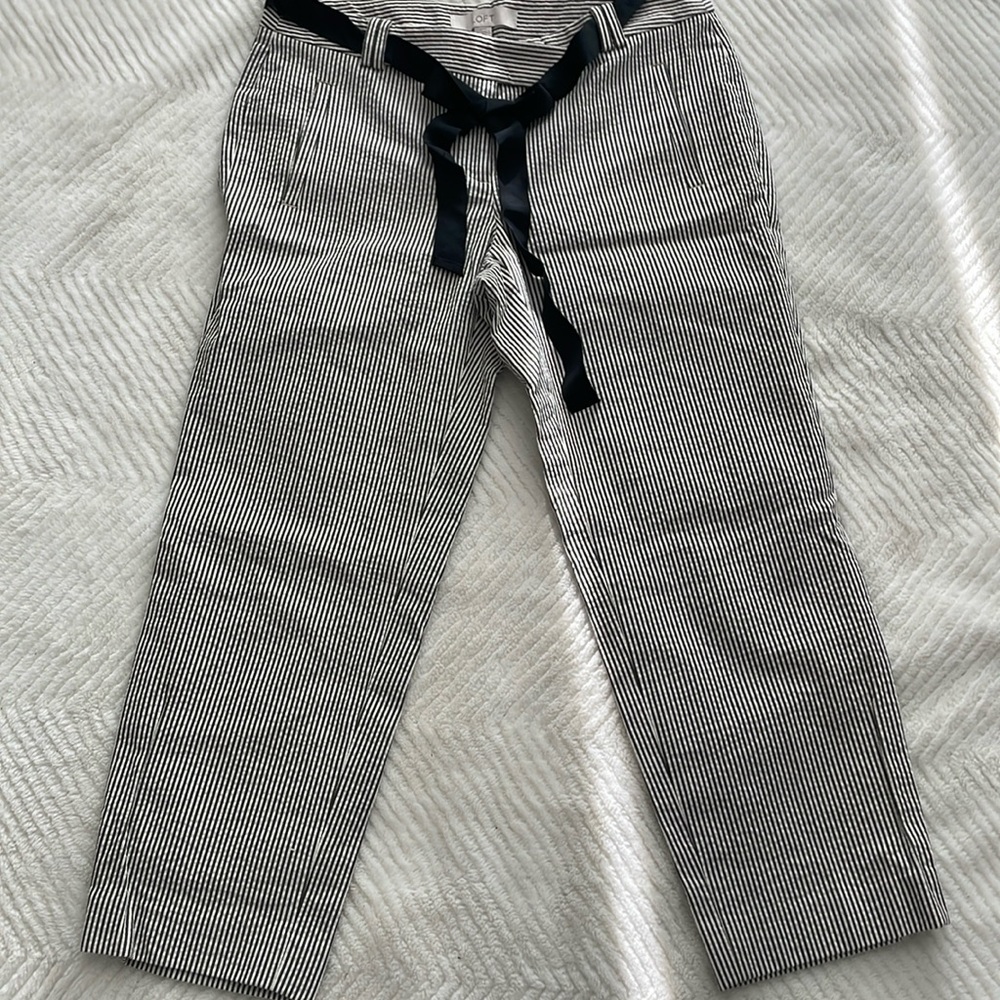 Like new cropped pants by Loft. Ribbon belt, side pockets, and back pockets.
